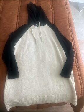 Alice and Olivia Women’s Black & Cream Hooded Sweater Dress size M
